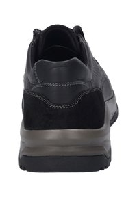 Czarno-skórzane i zamszowe sneakersy, z zaokrąglonym kształtem, kontrastującymi szarymi akcentami, wyściółką na kołnierzu i teksturowaną gumową podeszwą.