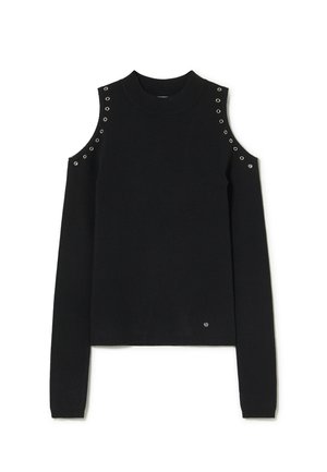 Camiseta de punto negra de manga larga con cortes en los hombros y detalles de ojales plateados en las costuras de los hombros.