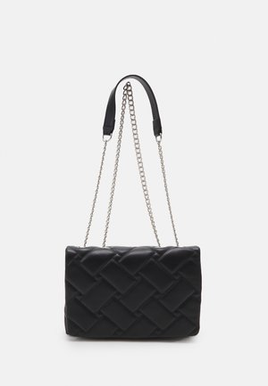Zwarte gequiltte handtas met een kettingband en een stoffen schouderpad. Rechthoekige vorm met een textuur en zonder zichtbare logo's.