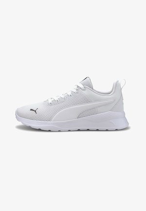 Scarpe sportive bianche con tomaia in rete, collare imbottito e suola in gomma. Presentano un logo nero di lato e lacci per una vestibilità sicura.