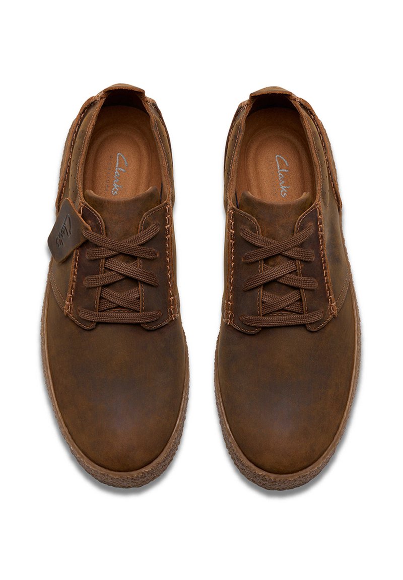 Braune Leder Schuhe mit runder Zehenform, strukturiertem Finish und passenden Schnürsenkeln. Verfügt über sichtbare Nähte und ein markiertes Etikett an der Seite.