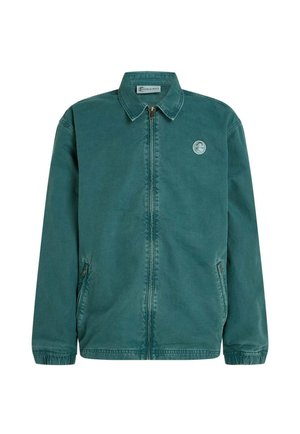Grøn lærredsjakke med lynlås, nedfældet krave, elastiske ærmegab og et lille rundt logo på venstre bryst. To sidelommer.