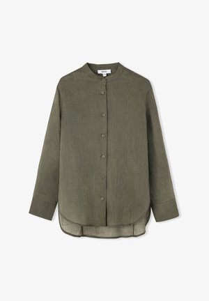 Camicia verde oliva con colletto alla mandarino, maniche lunghe, orlo curvo e tessuto testurizzato. Presenta sei bottoni frontali.