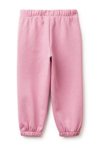 Růžové tepláky vyrobené z měkké látky s elastickým pasem a nařasenými manžetami, s hladkým povrchem a jednoduchým designem.