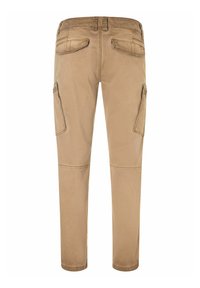 Beige Cargo-Hosen mit glatter Textur, geradem Bein und Gesäßtaschen. Die Seitentaschen haben Klappen, und die Nähte sind entlang der Nähte sichtbar.