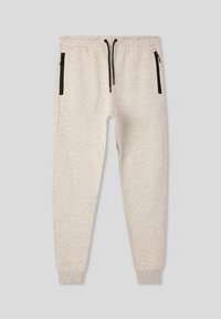 Jasnoszare dresy o zwężającym się kroju, z elastycznym paskiem i czarnymi bocznymi kieszeniami na zamek. Tekstura materiału jest gładka i miękka.