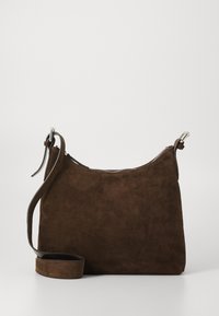 Braune Wildleder-Umhängetasche mit verstellbarem Riemen und silberner Schnalle, rechteckige Form und Reißverschluss oben.