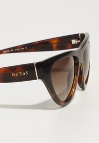 Guess Occhiali da sole - dark havana/brown