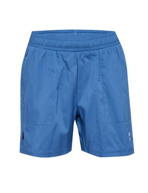 Shorts de sport bleus à taille élastique avec deux poches latérales, texture de tissu lisse et un design minimaliste agrémenté de logos subtils.