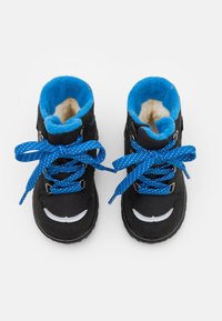 Scarpe per bambini nere con fodera in pile blu, punta rotonda e lacci a pois blu. Presentano materiale sintetico con accenti bianchi.