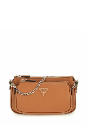 Sac à main en simili cuir beige avec une bandoulière en chaîne argentée, deux compartiments zippés et une plaque en logo triangulaire à l'avant.