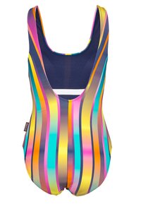 Maillot de bain une pièce multicolore avec de larges bretelles, un dos plongeant et des rayures verticales dans des teintes vives de rose, jaune et bleu.