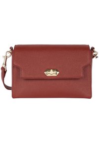 Borsa in pelle rossa con texture, chiusura a flap, accessori in metallo dorato, tracolla removibile e forma rettangolare elegante.