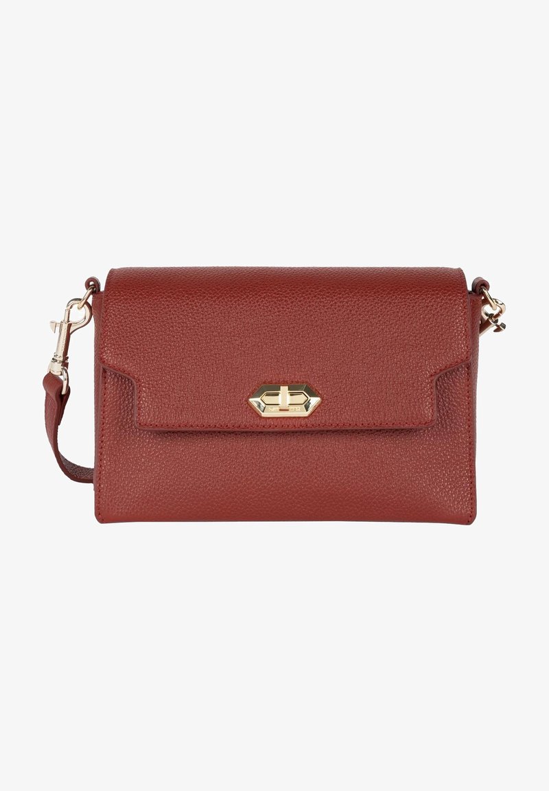 Borsa in pelle rossa con texture, chiusura a flap, accessori in metallo dorato, tracolla removibile e forma rettangolare elegante.