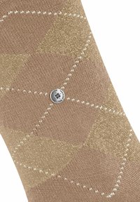 Calzino beige con motivo a rombi in oro chiaro e crema, dotato di un bottone con logo argentato. Realizzato in un morbido tessuto a maglia testurizzato.