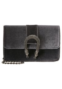 Borsa a tracolla in velluto nero con chiusura a patta, ferrature intrecciate color argento a forma di teste di animali e tracolla a catena. Texture liscia e dimensione media.