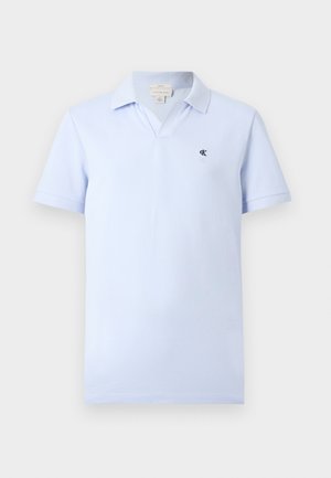 Polo de manga corta color azul claro con cuello, pequeño logotipo negro "ck" en el pecho izquierdo y una sutil abertura en V.