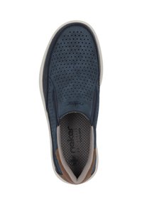 Chaussure bleue à enfiler en cuir perforé avec une semelle intérieure texturée grise et des accents beige clair près du talon. Semelle couleur crème.