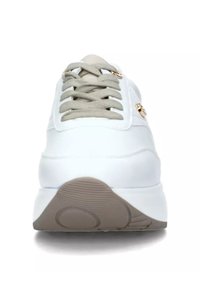 Zapatilla blanca con parte superior de cuero liso, cordones beige, detalles de hardware dorado y suela de goma texturizada en beige. Presenta un diseño de puntera redondeada.
