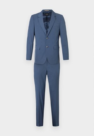 Μπλε κοστούμι που αποτελείται από σακάκι με δύο κουμπιά και αντίστοιχους παντελόνες, κατασκευασμένο από λείο ύφασμα με κομψή εφαρμογή και έντονες πέτες.