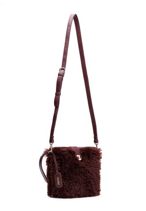 Kleine vierkante schoudertas met een donkerbruine nep-bonten body, verstelbare leren riem en sluiting met goudkleurige gesp.