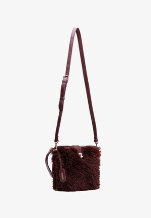 Mała kwadratowa torebka na ramię z ciemnobrązowego futerka ekologicznego, z regulowanym skórzanym paskiem i zapięciem na zatrzask w kolorze złotym.