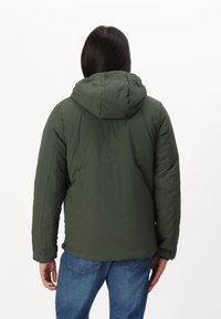 Grøn isoleret jakke med hætte, der har en glat tekstur og en let blank finish. Bagfra ses en afslappet pasform og et enkelt design.