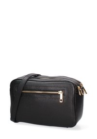 Borsa a tracolla nera in pelle con finiture dorate, caratterizzata da una superficie testurizzata, doppie scompartimenti con zip e una ampia cintura regolabile.