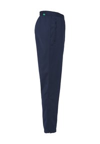 Donkerblauwe sportbroek van lichtgewicht stof. Voorzien van een trekkoord in de taille en een ritssluiting aan de zijkant. Tapered pasvorm.