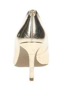 Décolleté in oro metallizzato con punta affilata, finitura testurizzata e un piccolo dettaglio sul tallone. Design a stiletto sottile.