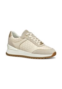 Sneaker beige con un mix di texture liscia e scamosciata, motivi geometrici, suola bianca e dettagli dorati sulle stringhe e sul tallone.