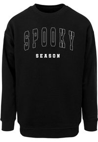 Hanorac negru cu mâneci lungi, guler și manșete cu elastic. Prezentă textul imprimat alb "SPOOKY SEASON" în litere mari îngroșate.