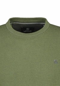 Strickpullover in Olivgrün mit strukturiertem Oberfläche, geripptem Ausschnitt und kleinem gesticktem Logo auf der Brust.