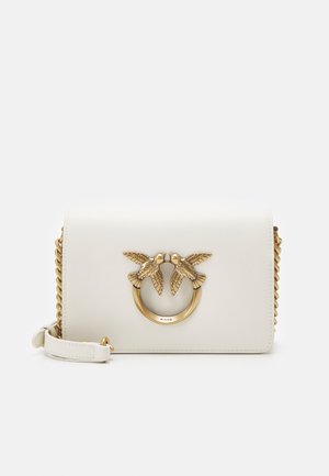 Hvid lædertaske til crossbody med guldfarvet kæderem og to guldfarvede fugle, der vender mod hinanden på frontklappen.