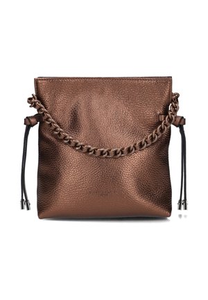 Sac à main en cuir marron avec une finition texturée, doté d'une anse en chaîne en métal tressé et de cordons en cuir réglables de chaque côté.