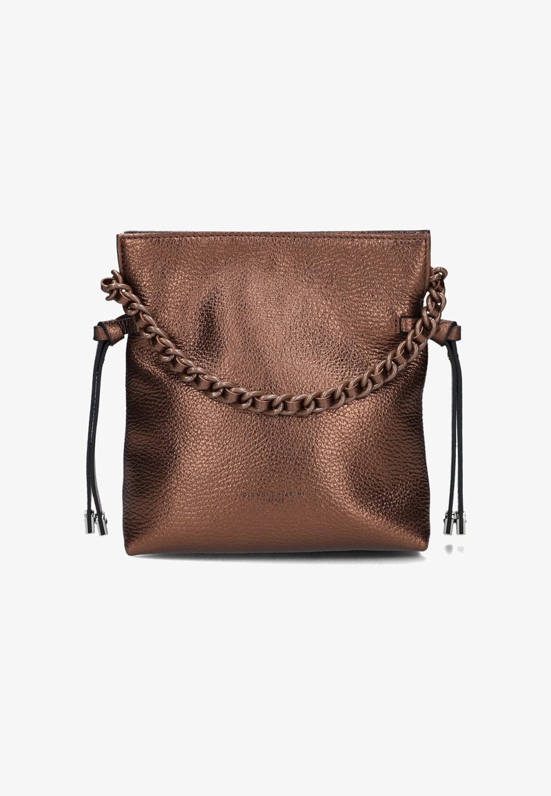 Sac à main en cuir marron avec une finition texturée, doté d'une anse en chaîne en métal tressé et de cordons en cuir réglables de chaque côté.