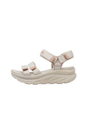 Sandalo beige con punta aperta, suola spessa imbottita, tre cinturini regolabili in velcro e tomaia in tessuto strutturato.