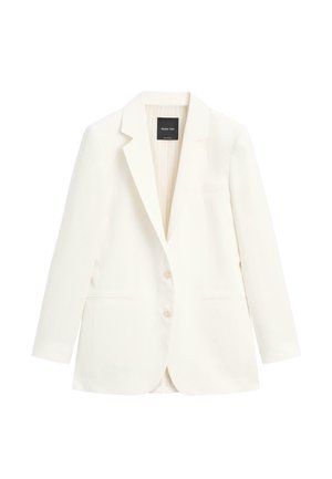 Biała dopasowana marynarka z wyciętym kołnierzem, dwoma guzikami, długimi rękawami i kieszeniami z lamówką, pokazana na płasko na białym tle.