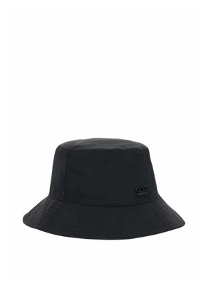 Cappello a secchiello nero con tesa larga e una piccola toppa con il logo Guess sul lato, mostrato su uno sfondo bianco.