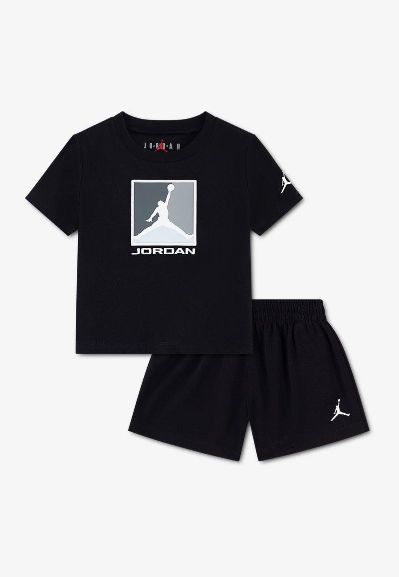 Μαύρο βαμβακερό μπλουζάκι με το λογότυπο Jordan σε γκρι, σε συνδυασμό με μαύρο σορτς που έχει λευκό λογότυπο. Απαλό, αναπνεόμενο ύφασμα.