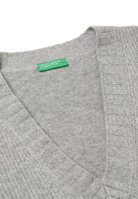 Grauer Strickpullover mit V-Ausschnitt. Mit geripptem Saum am Hals und am unteren Rand. Das Etikett trägt die Aufschrift "United Colors of Benetton."