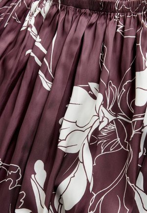 Fustă plisată maroon, confecționată dintr-un material neted, cu un model floral alb. Talie elastică cu o textură gathered care subliniază fluiditatea și designul.