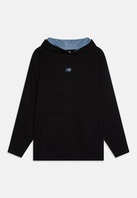 Felpa nera con cappuccio e fodera in rete blu all'interno, tasca a marsupio frontale e piccolo logo blu di New Balance sul petto.