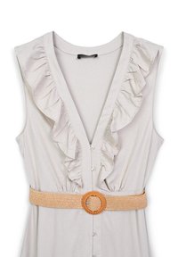 Abito senza maniche grigio chiaro con scollatura a V profonda, bordo a volant, bottoni frontali e una cintura intrecciata beige con fibbia rotonda.