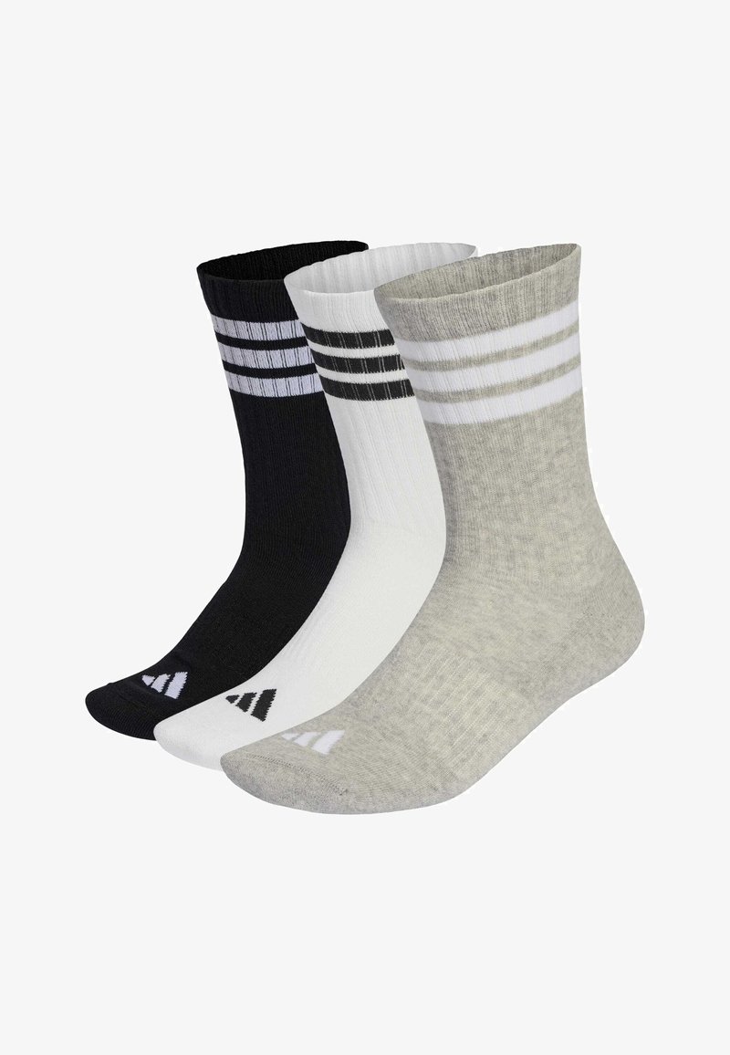 Tres pares de calcetines deportivos en negro, blanco y gris, con textura acanalada y tres rayas blancas alrededor del puño.