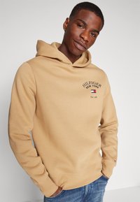 Tommy Hilfiger ARCHED VARSITY HOODY - Felpa - classic khaki