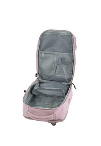 Mochila de soft-shell rosa claro con múltiples compartimentos, tejido interior gris, bolsillos con cremallera y un asa resistente.
