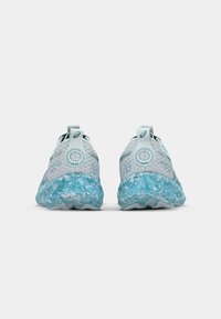 Chaussures de sport bleu clair avec un dessus en maille texturée, une semelle extérieure turquoise marbrée et des œillets de renfort au niveau du talon pour un soutien supplémentaire.