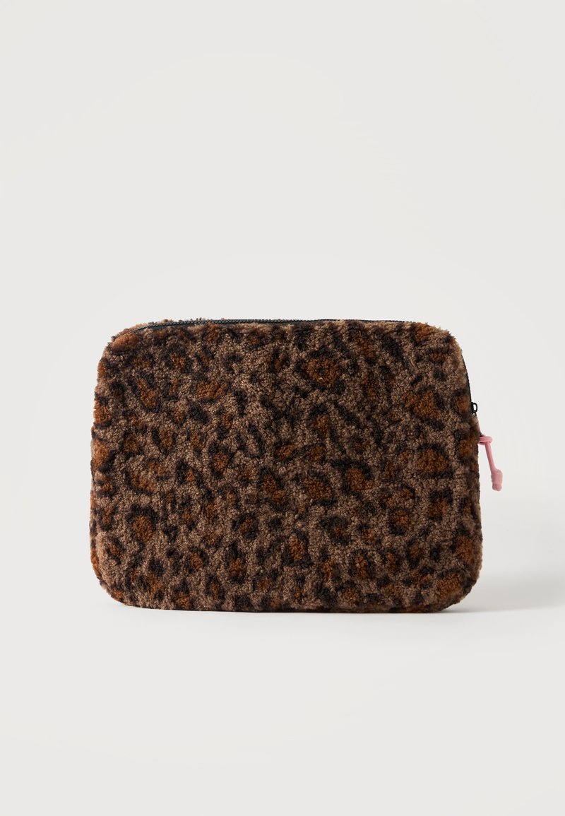 Petite pochette rectangulaire duveteuse imprimé léopard marron et noir avec une fermeture éclair noire et un petit tirette rose sur fond blanc.