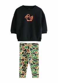 Sort sweatshirt med orange ande grafisk, parret med camouflage leggings i grøn, brun og tan med andemønstre. Blødt, afslappet stof.